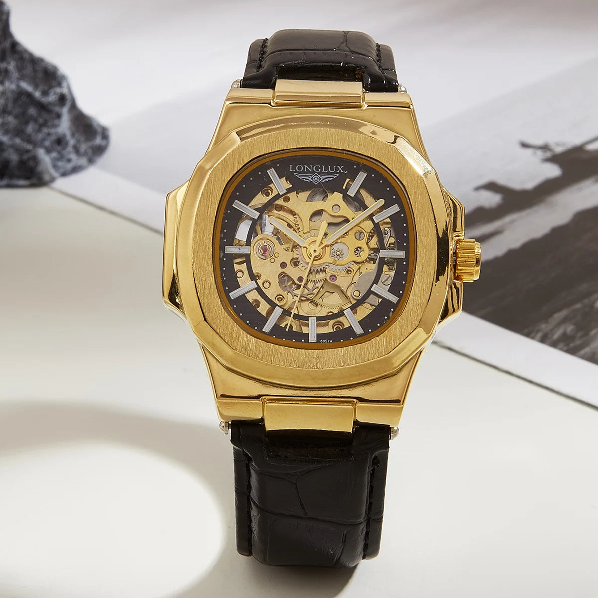 Reloj automático Monarch, acabado negro y dorado